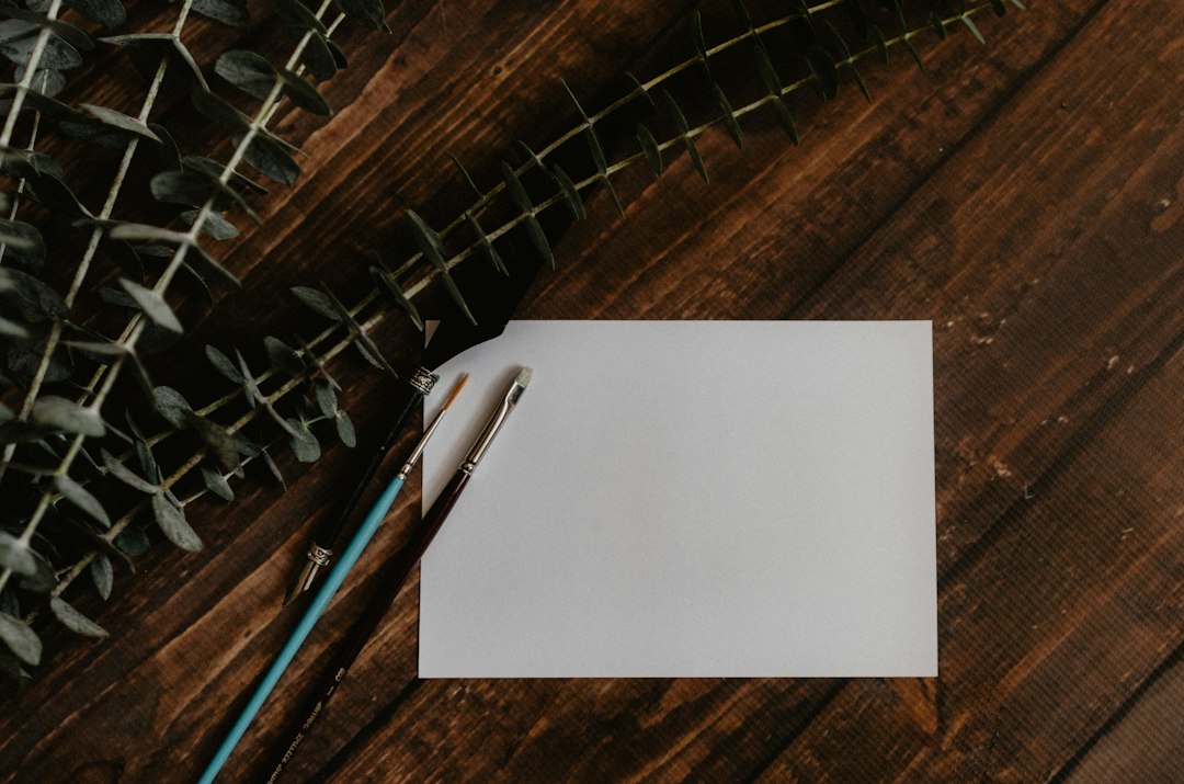 退職後の書類確認をイメージした用紙と観葉植物（Kelly Sikkema / Unsplash）