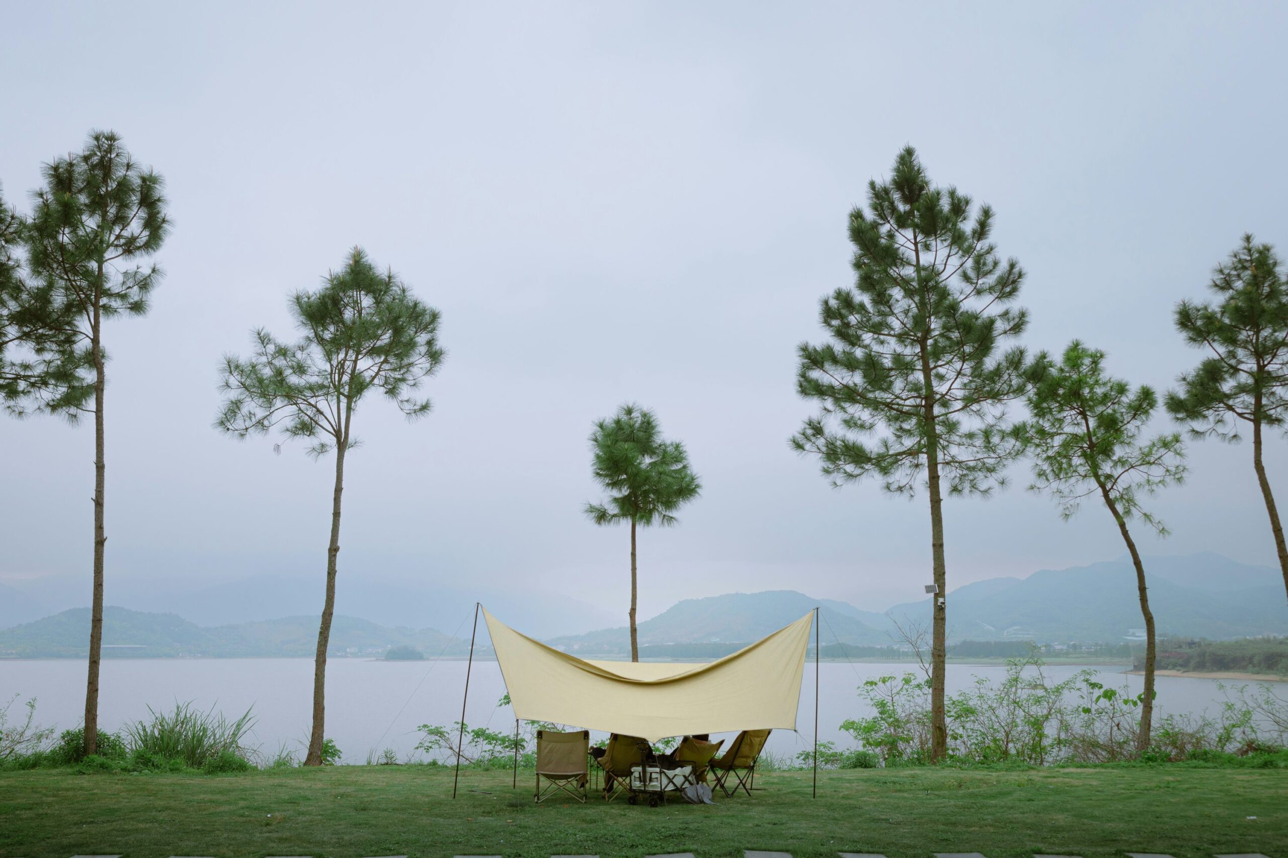 湖畔の風景のイメージ写真（Ryan Liu / Unsplash）